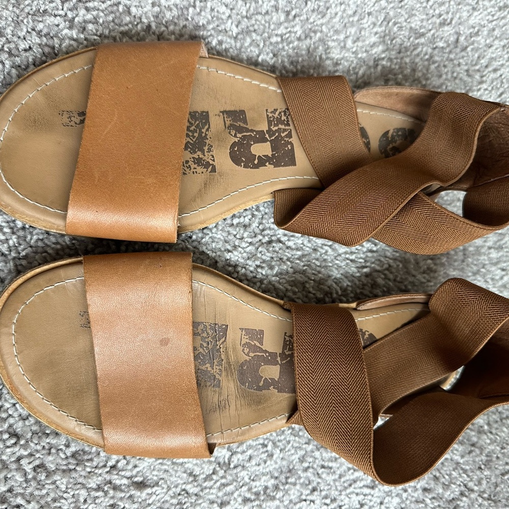 Sorel Tan Leather Sandals